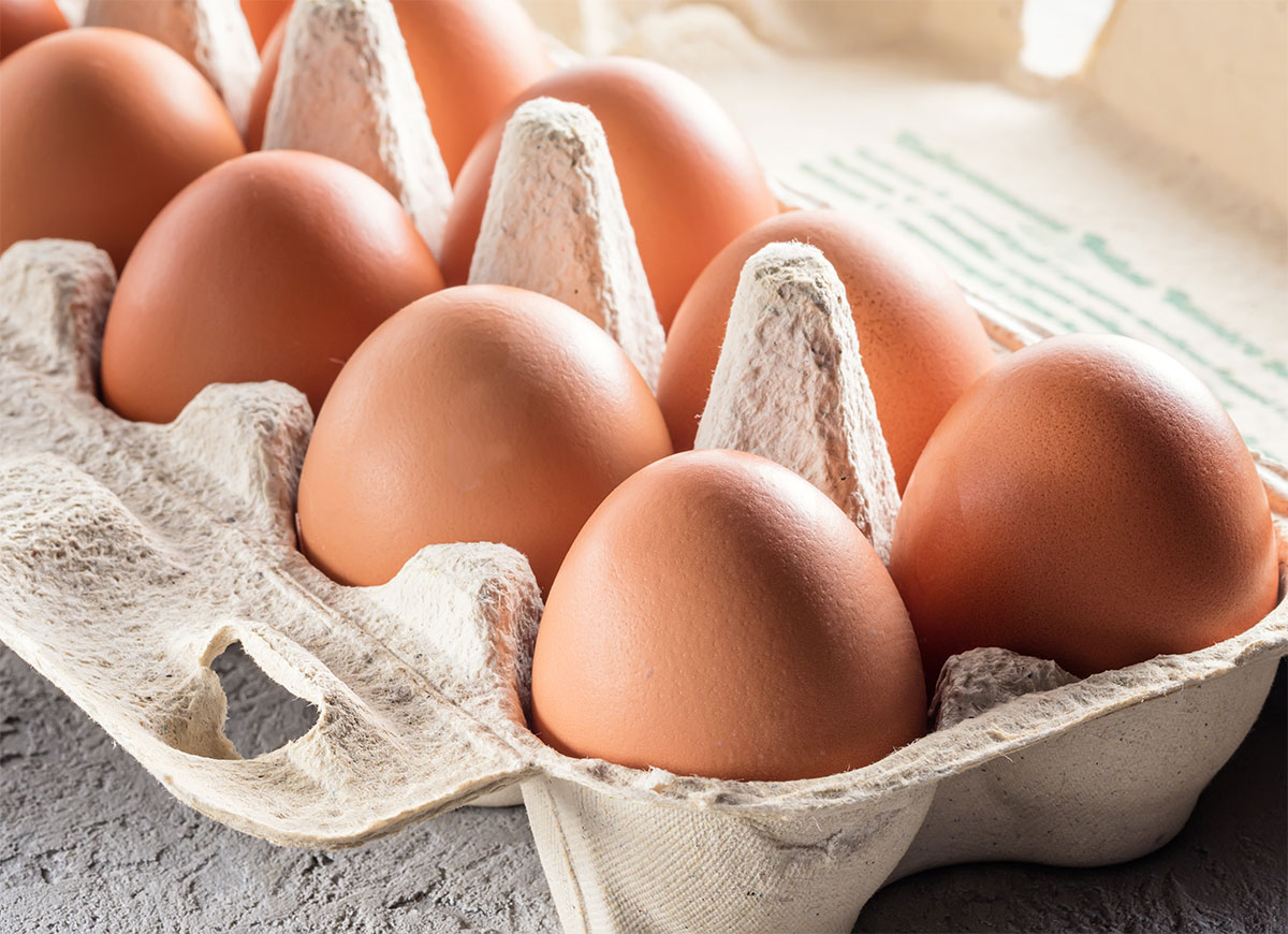 Salmonellen in rohen Eiern sind Verursacher von Lebensmittelvergiftung.