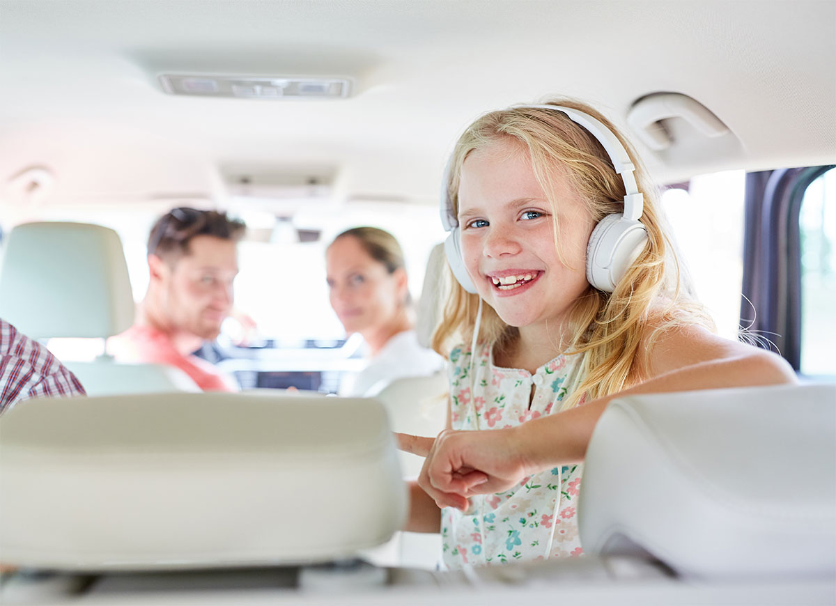 Musik hilft gegen Übelkeit beim Autofahren, da sie die Kinder ablenkt. 