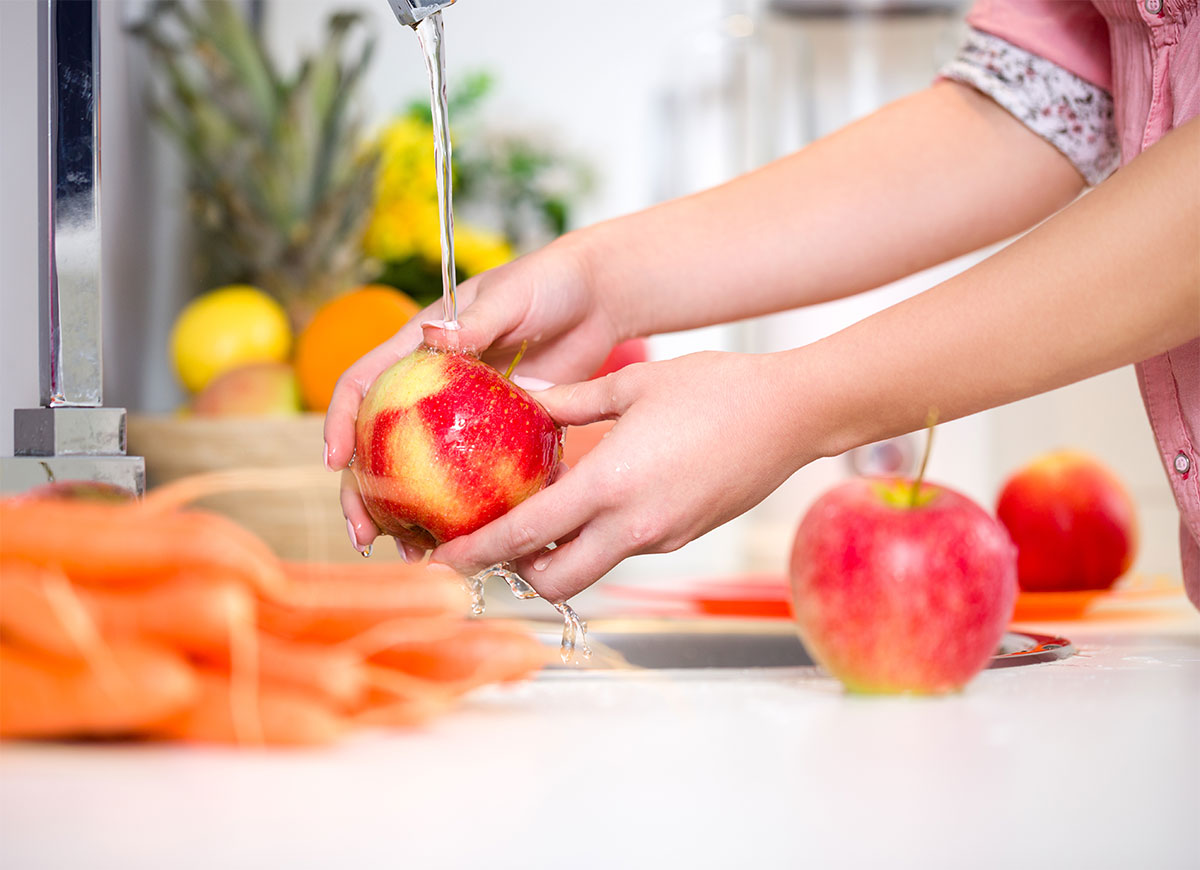 Um einem verdorbenen Magen vorzubeugen, sollten Sie Ihr Essen gut kühlen und Obst sowie Gemüse vor Verzehr gründlich waschen.