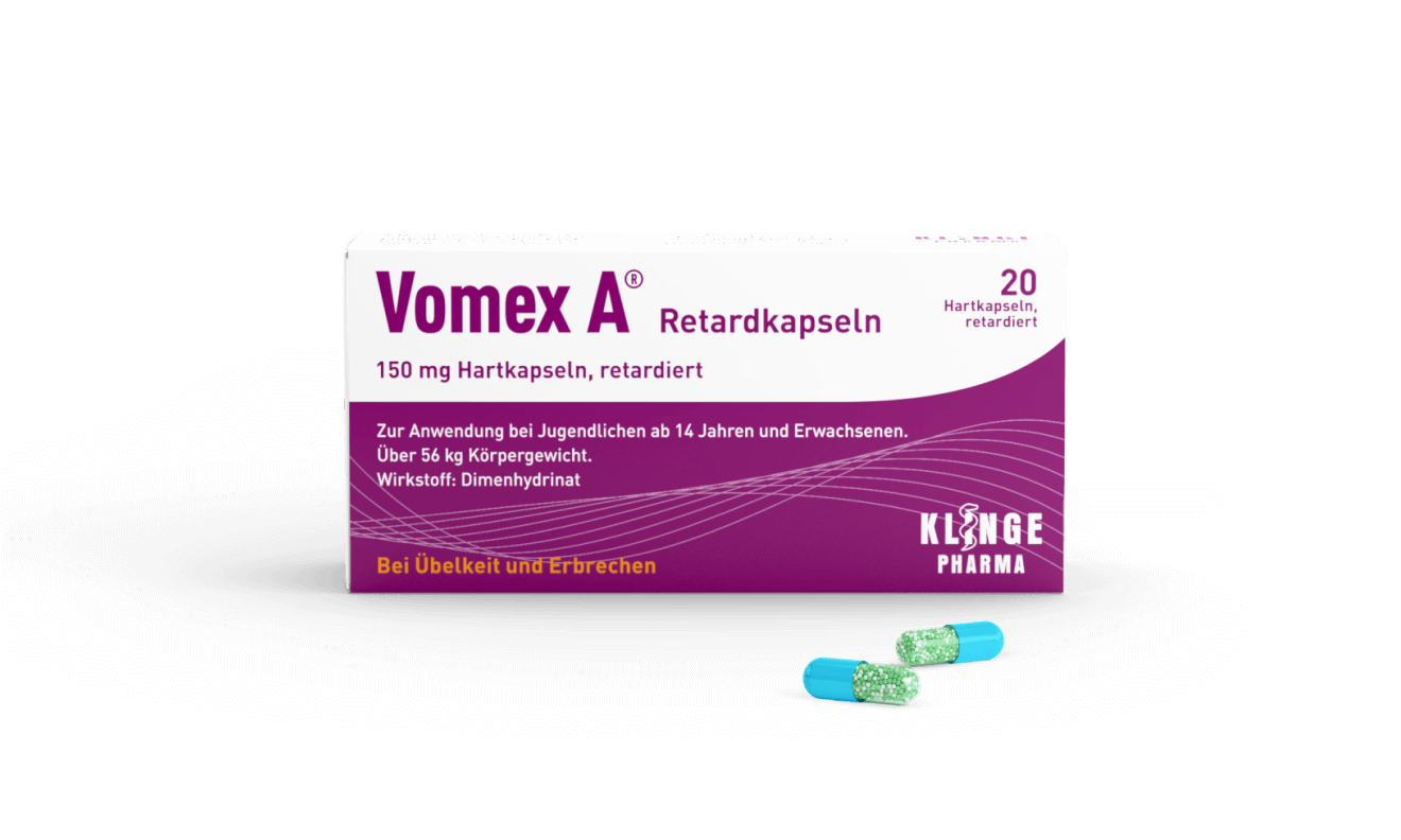 Das Bild zeigt eine Packung des Medikaments "Vomex A Retardkapseln" der Firma Klinge Pharma. Die Verpackung ist überwiegend in Weiß und Lila gehalten. Auf der Vorderseite steht in großen lila Buchstaben "Vomex A Retardkapseln". Darunter befinden sich Angaben zur Dosierung: "150 mg Hartkapseln, retardiert". Es wird angegeben, dass das Medikament zur Anwendung bei Jugendlichen ab 14 Jahren und Erwachsenen geeignet ist, die über 56 kg wiegen. Der Wirkstoff ist Dimenhydrinat und das Medikament wird gegen Übelkeit und Erbrechen eingesetzt. In der linken unteren Ecke steht in gelben Buchstaben "Bei Übelkeit und Erbrechen". Rechts auf der Verpackung ist das Logo von Klinge Pharma zu sehen. Vor der Verpackung liegen zwei kapselartige Tabletten in Blau und Grün.